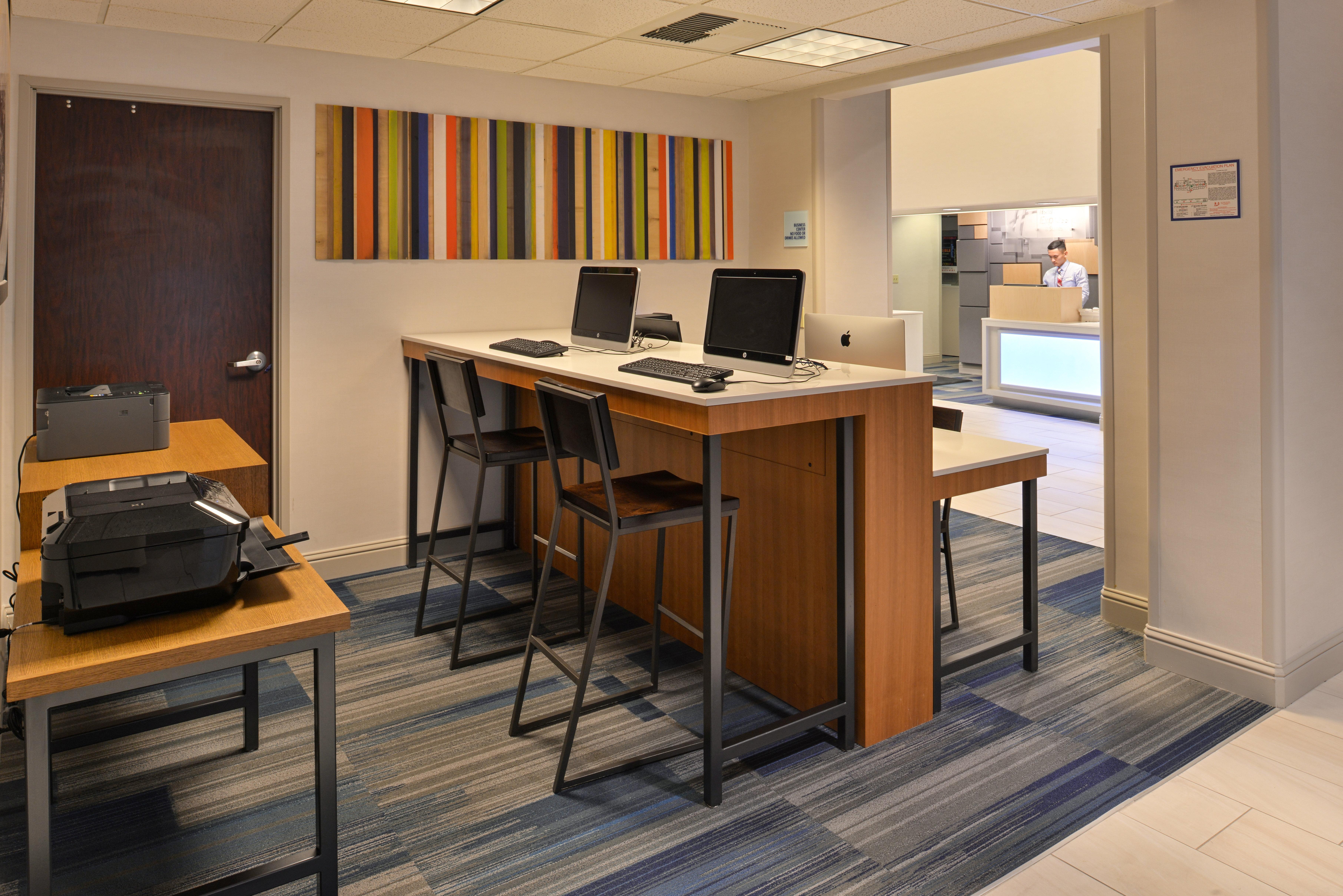 Holiday Inn Express Woodland By Ihg Exterior photo